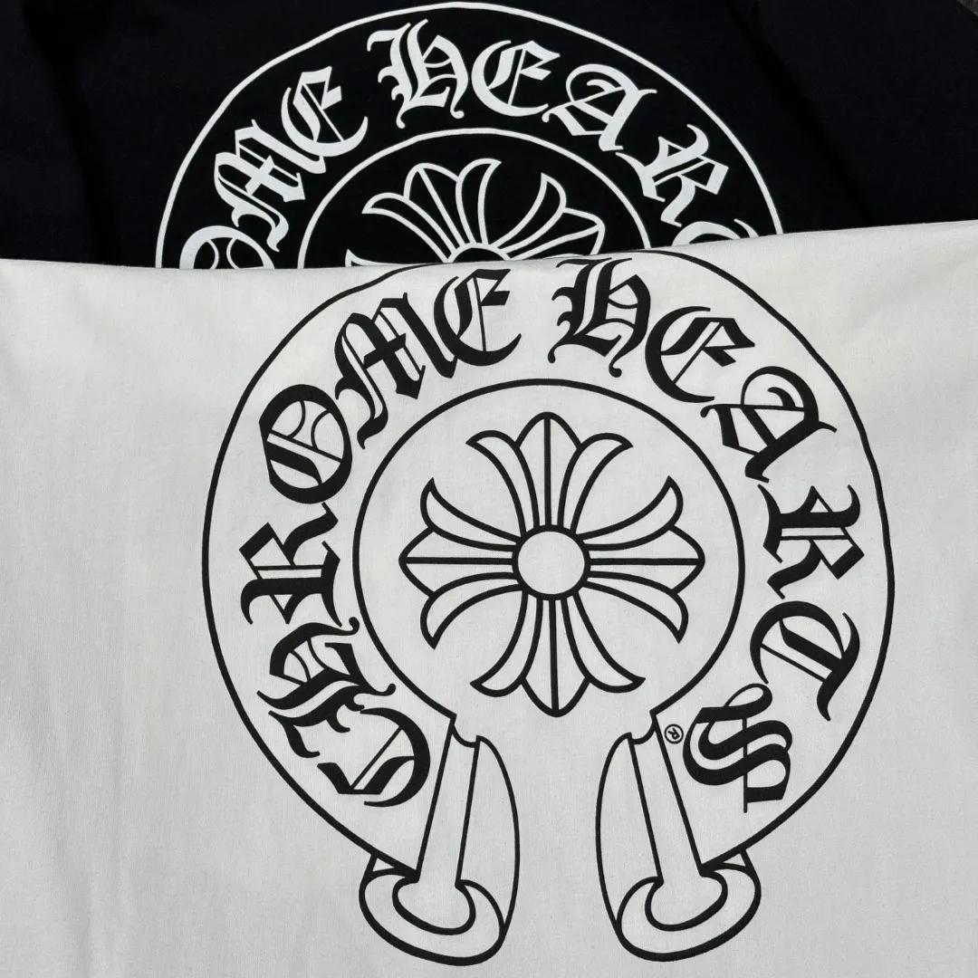 P170 Chrome Hearts Chrome Hearts 25 high-end versions. The fabric is made of 300 grams of high-density pure cotton. It does not deform or shrink. It has three labels. It is the same style for men and women. Technology: Digital printing. Color: White. Black. SIZE: S-XL.